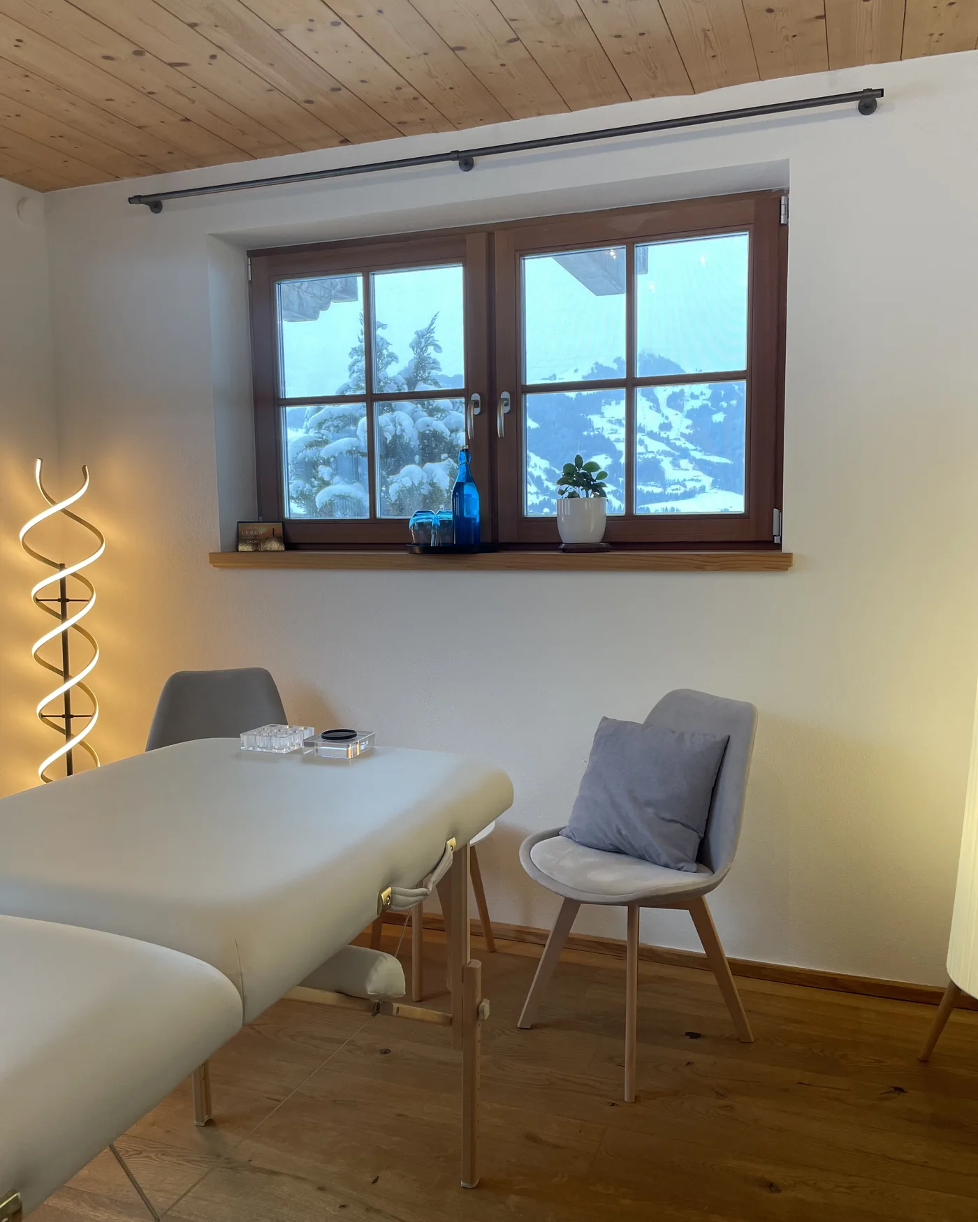 Liege am Fenster mit Blick ins verschneite Tal